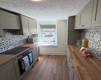 OYO Prince of Wales Country Hotel - Merthyr Tydfil - Kitchen