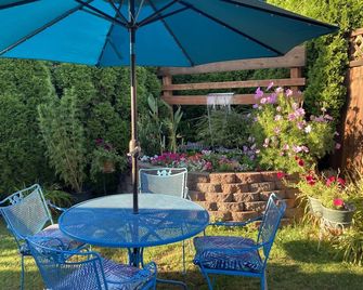 Crossroads Country Cottage - Portland - Patio