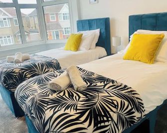 NEW Modern 3 Bedroom Contractor House Short Lets Free Parking & Wifi by Jesswood Properties, Close to Town - Dunstable - Bedroom