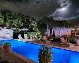 Disc Extended Stays: Large 1BR, Walk to Ave & Beach, Beautiful, Salt Pool - Delray Beach - Pool