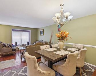 Charming 3-bed, 2.5 baths townhome in Germantown with WiFi, AC, 2 parking. - Germantown - Dining room