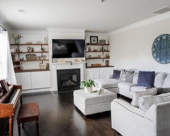 Charming 5 Bedroom spacious Home (sleeps 12-14) - Piedmont - Living room