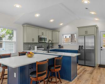 Stylish 4BR Haven Backyard and Fire Pit - Charlotte - Küche