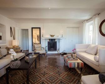 Luxe Villa, All Ensuites & Private Vineyard Views in Piemonte - San Marzano Oliveto - Sala de estar