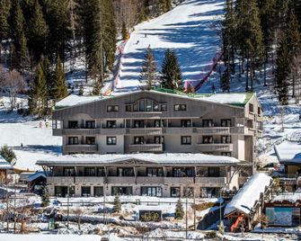 Hotel Spinale - Мадонна-ді-Кампільйо - Будівля