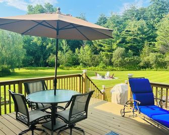 Stylish, clean and comfortable 4-bedroom country home located in Accord - Accord - Patio