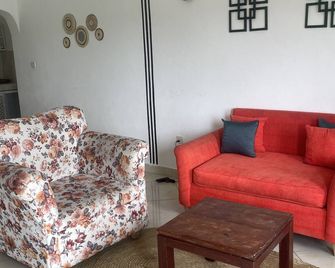 10minutes away from the beach!Bring your pets along for the stay ️ - Watamu - Wohnzimmer