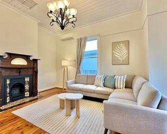 Currawong Corner Cottage - Young - Obývací pokoj