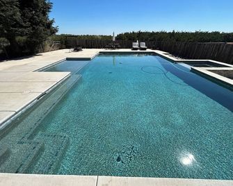 Adorable 1 Bedroom with pool, and Horse Arena - Oakdale