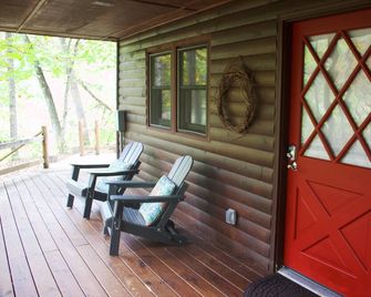 Log Cabin on Sleepy Creek- Enjoy the Seclusion and Sounds of the Water - Berkeley Springs - Innenhof