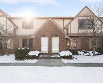 Corporate Housing Townhouse Cozy yet spacious with finished basement. - Toledo - Building