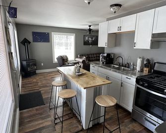 Cabin located on private homestead, with fun activities and beautiful views - Talkeetna - Kitchen