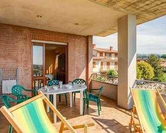 Nice apartment in Tuoro sul Trasimeno with pool - Tuoro sul trasimeno - Balcon
