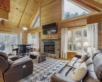 The Dream Road Escape Cabin and Hot Tub - Hendersonville - Living room