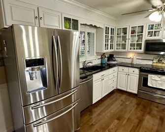 Race fans come on Down! 16 miles to Martinsville speedway - Eden - Kuchyň