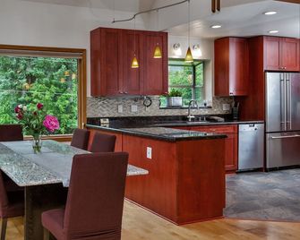 Spacious rental for 6 in lovely home with gorgeous views, minutes from resort - Girdwood - Cocina