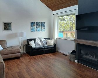 Huge Home, Pool Table, Hot Tub - Spokane Valley - Living room