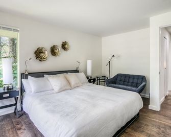 North Bend Escapes Moon River 1,2,3 - 3 Townhomes on river, up to 18 guests - North Bend - Bedroom