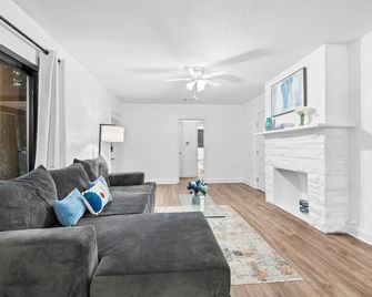 BentWood Oasis in Austin House - أوستن - غرفة معيشة