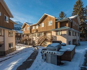Mountain View Cozy 2-Storey Chalet, 2 Br , 1.5 Bth, Hot Tub, Bbq - Harvie Heights - Building