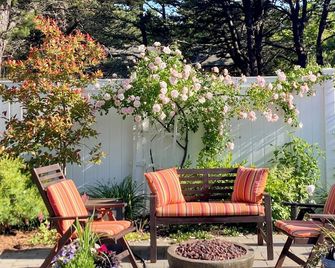 Modern home, great quiet location w/saltwater pool & hot tub! - Provincetown - Patio