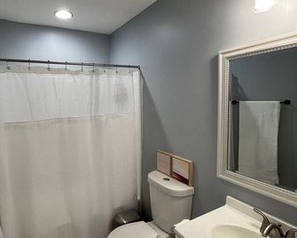 Remodeled Cottage With Sunroom - Manchester