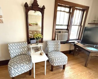 The Riverside Brickhouse- 6 Bedrooms, 2 Bathroom, Riverviews, Grill, Ac/Wifi - Mc Gregor - Living room
