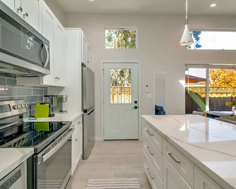 Light Filled Newly Built Almaden Foothill ADU with Private yard and entrance - San Jose - Kitchen