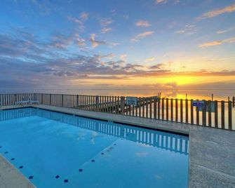 Waterfront Shared Pool w/ Bay Views, Boat Dock Oscar's Lodge by Avantstay - Corpus Christi