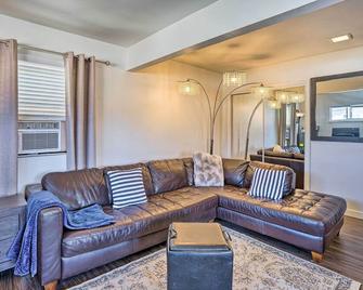 Newport Beach Vacation Rental - Short Walk to Pier - Newport Beach - Sala de estar