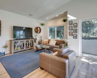 Half Moon Bay Vacation Rental 1 Mile to Beach! - Half Moon Bay - Living room