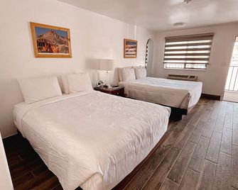 Whispering Sands Motel - Hanksville - Bedroom