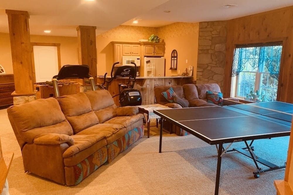Hilltop Mansion Apartment near LVC and Hersheypark!