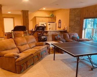 Hilltop Mansion Apartment near LVC and Hersheypark! - Annville - Living room