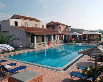 Blue Sky - Sidari - Piscina