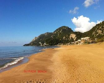 Corfu Glyfada Menigos Resort 5-8-a - Corfú
