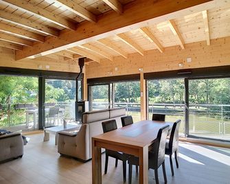 Chalet sur Pilotis, Cadre Insolite, au Dessus D'un Étang Dans un Parc Privé - La Petite-Pierre