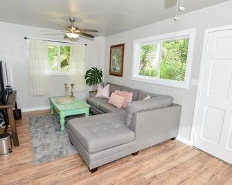 Sweet Country Cottage - Kilauea - Living room