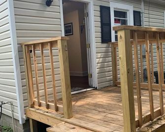 Beautiful Cozy Bungalow With Wooden Deck - Douglas