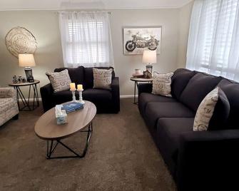 West Chester Mason Home Near Kings Island - West Chester - Living room
