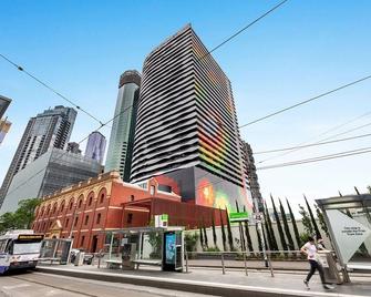 Chic 2BR Apt Near to Melbourne Central City Views - Melbourne - Edificio