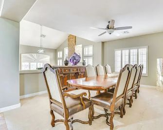 Luxe Mtn-View Mansion With Hot Tub in Ph - Anthem - Comedor