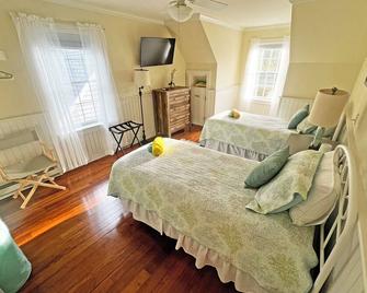Beautiful Coastal Apt. - Sleeps 6 and 5 Minute Walk to Beach - Jamestown - Habitación