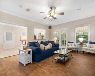 New To The Market! 3 / 2 Bright And Clean Home With All The Amenities - Nacogdoches - Huiskamer