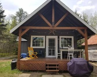 Chalet au Coeur de la Forêt et Rivière - Saint-Prime - Patio