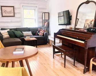 Arkville Chalet—log cabin with wood stove and mountain view - Arkville - Living room