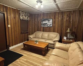 Old Towne Inne Chuckwagon Bar & Grill - North Bend - Sala de estar