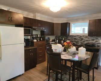 Oscar Inn & 2bd Suite up to 6 people private - Abbotsford - Küche