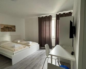 Tyros Hotel und Gästehaus am Weidendamm - Hannover - Bedroom