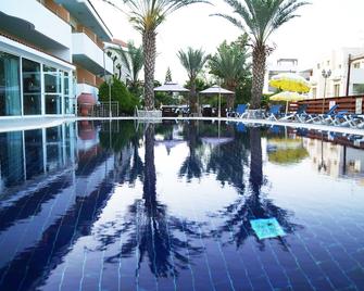 Moniatis Hotel - Limasol - Zwembad